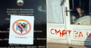 Huliganët sllavo-maqedonas afishuan mbishkrime raciste kundër shqiptarëve në Maqedoni