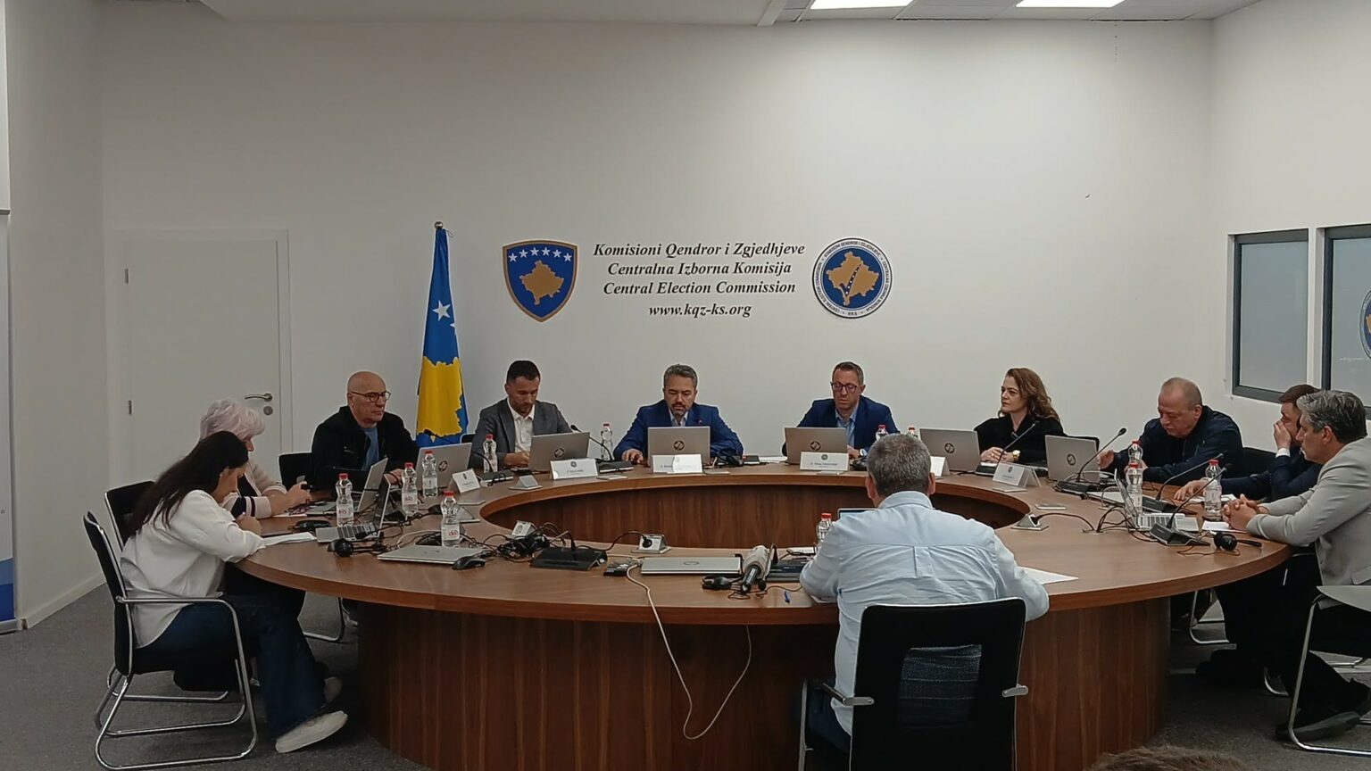 Fushatë  rrufe  për zgjedhje të mëdha  vendim që ngre pikëpyetje për garë të barabartë