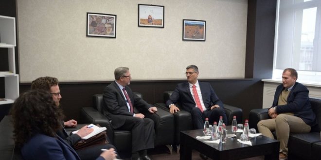 Ministri i Bujqësisë, Nenad Rikalo, ka pritur në një takim drejtorin e USAID për Kosovë, James Hope