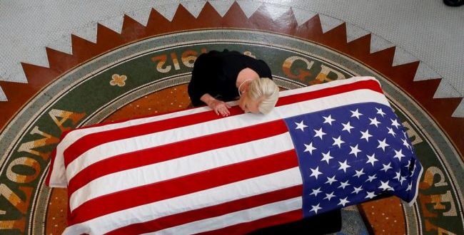 Ish kryetarët amerikanë Obama dhe Bush e kanë nderuar të shtunën senatorin amerikan John McCain