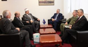 Ministri i Mbrojtjes, Rrustem Berisha, priti sot në takim kreun e Bashkësisë Islame të Kosovës, myftiun Naim Tërnava. Sipas njoftimit, Myftiu Tërnava