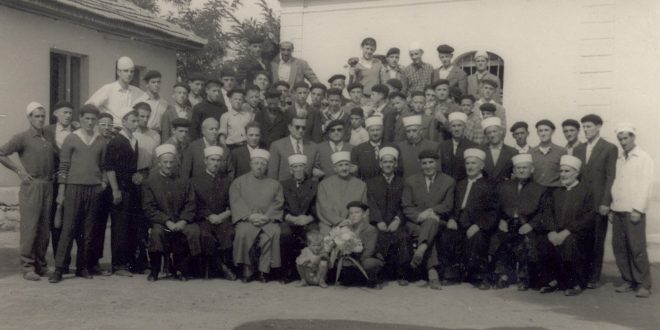 Disa hoxhallarë, mësimdhënës dhe nxënës të Medresesë "Alauddin", në Prishtinë, viti 1962