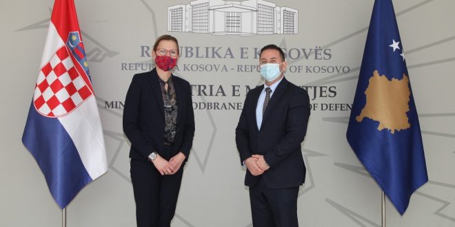 Ministri i FSK-së priti ambasadoren e Republikës së Kroacisë në Kosovë, Danijela Barishiq