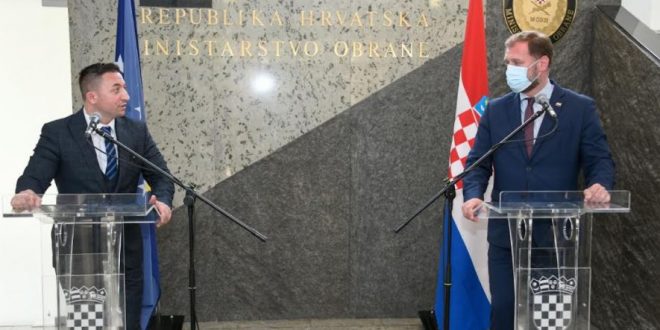 Ministri i Mbrojtjes, Armend Mehaj gjatë vizitës në Kroaci takohet nga homologu i tij kroat, Mario Banoziq