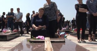 Vendosen kryqe mbi pllakat e memorialit të 377 shqiptarëve të masakruar në Meje të Gjakovës nga regjimi serb i Milosheviqit