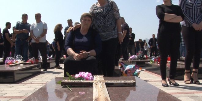 Vendosen kryqe mbi pllakat e memorialit të 377 shqiptarëve të masakruar në Meje të Gjakovës nga regjimi serb i Milosheviqit