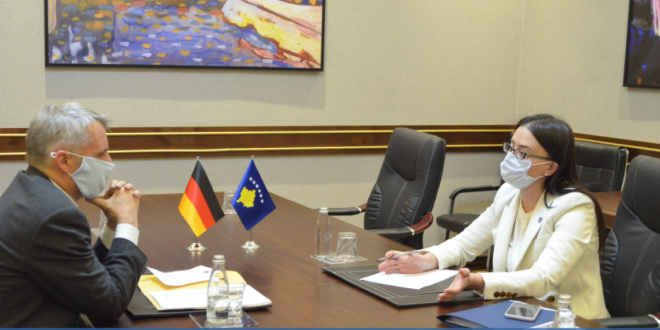 Ministrja Haradinaj-Stublla, takohet me ambasadorin gjerman, Joern Rohde, me të cilin bisedojnë për zhvillimet e fundit
