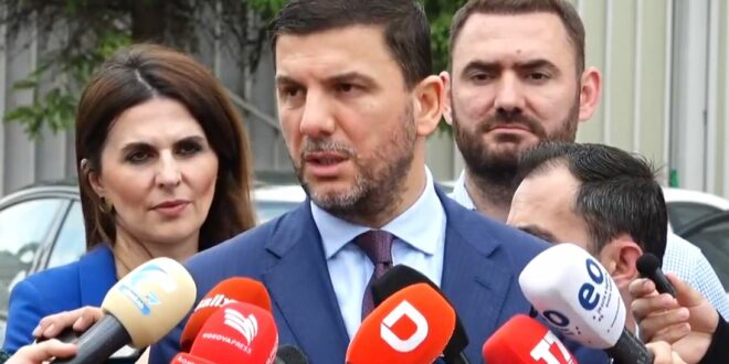 Memli Krasniqi: Kryeministri, Albin Kurti e kryetarja, Vjosa Osmani, në vazhdimësi po krijojnë kriza të panevojshme