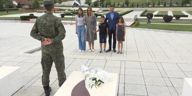 Në ditë pas marrjes së detyrës se kryetarit të PDK-së, Memli Krasniqi bën homazhe në Prekaz