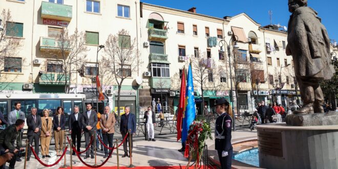 Memli Krasniqi me delegacionin e tij përmbylli vizitën te shtatorja e komandantit legjendar të UÇK-së, Adem Jashari, në Tiranë