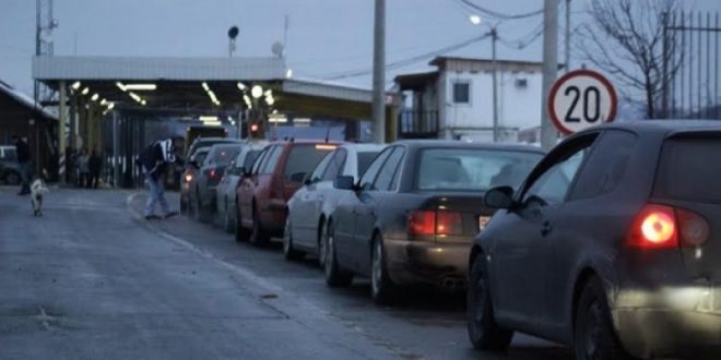 MPB: Në pikëkalimin kufitar të Merdarit, pritjet në hyrje kanë qenë të gjata deri në katër orë