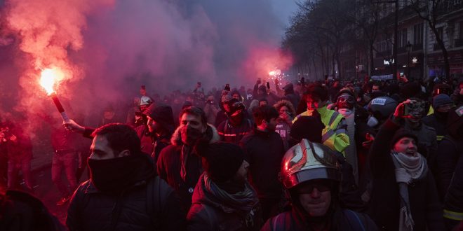 Më shumë se 800. 000 demonstrues marshuan nëpër qytete në të gjithë Francën
