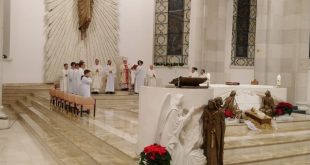 Besimtarët e krishterë sot i festojnë Krishtlindjet, një nga kremtimet më të rëndësishme në kalendarin krishter