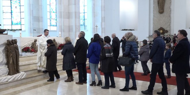 Don Lush Gjergji: Krishtlindjet i bashkojnë të gjithë qytetarët pa dallime fetare e etnike pasi është festë e paqes dhe dashurisë