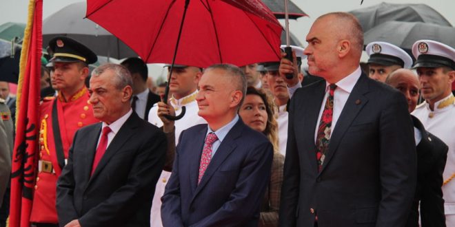Autoritetet më të larta të Shqipërisë vendosën kurora lulesh në monumentin Nënë Shqipëri