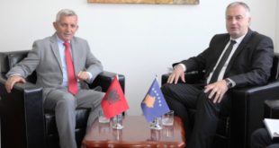 Ministri i FSK-së Rrustem Berisha është takuar sot me ambasadorin e Shqipërisë në Kosovë Qemal Minxhozi