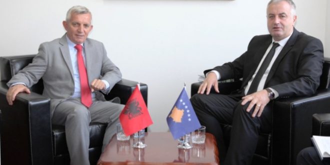 Ministri i FSK-së Rrustem Berisha është takuar sot me ambasadorin e Shqipërisë në Kosovë Qemal Minxhozi