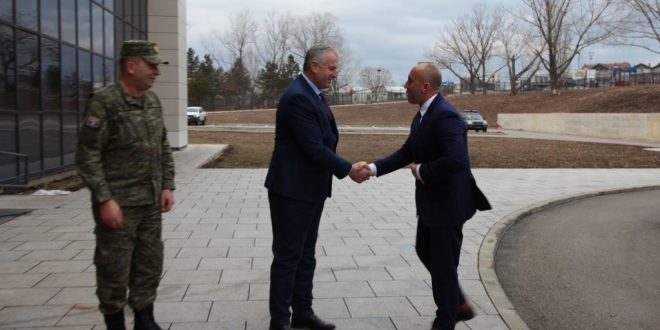 Kryeministri i Kosovës Ramush Haradinaj vizitoi Ministrinë e Mbrojtjes dhe FSK-në