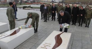 Ministri i Mbrojtjes dhe Komandanti i FSK-së bënë homazhe në Prekaz