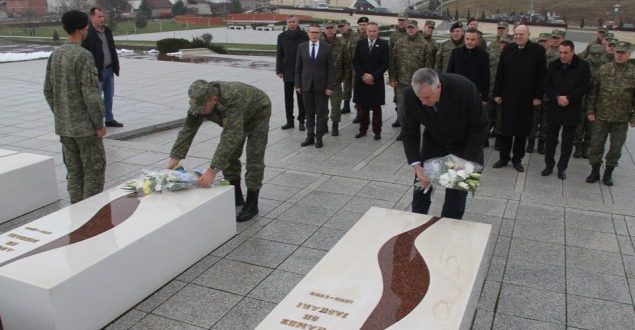 Ministri i Mbrojtjes dhe Komandanti i FSK-së bënë homazhe në Prekaz