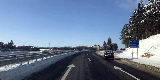 Ministria e Infrastrukturës: Me gjithë reshjet e borës, rrugët në vend vazhdojnë të jenë të hapura për qarkullim