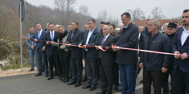 Ministri Lutfi Zharku dhe zëvendësministri Fehmi Mujota biseduan me kryetarin e Deçanit, Rasim Selmanaj