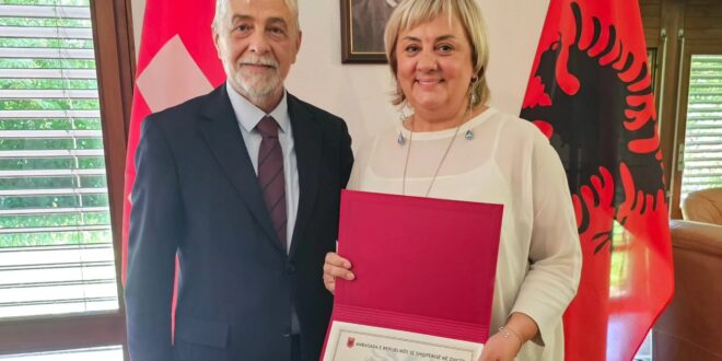 Isuf Ismaili: Mirënjohje për artisten Mimoza Nazarko nga Ambasada e Shqipërisë në Zvicër