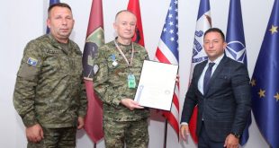 FSK-ja dekoroi me medaljen “Shërbim i shquar” këshilltarin ushtarak kroat, kolonel Rajko Periq