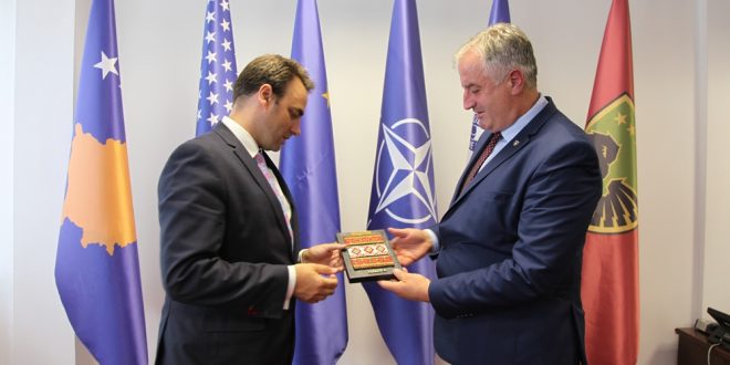 Ministri i Mbrojtjes, Rrustem Berisha, priti në takim lamtumirës ambasadorin e Mbretërisë së Bashkuar në Kosovë, Ruairi O’Connell