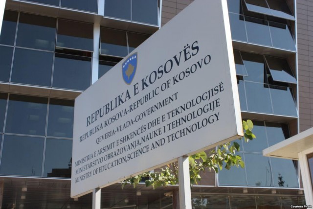 Teuta Haxhiu kritikon Ministrinë e Arsimit për vonesën e katalogut të librave  Prindërit u përballën me presion dhe paqartësi