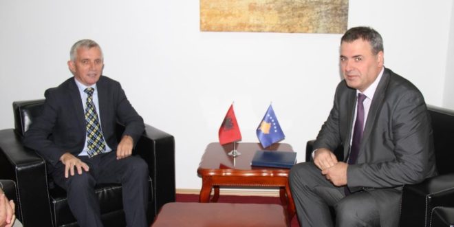 Ministri Demolli priti në një takim zyrtar ambasadorin e Shqipërisë, Qemal Minxhozi