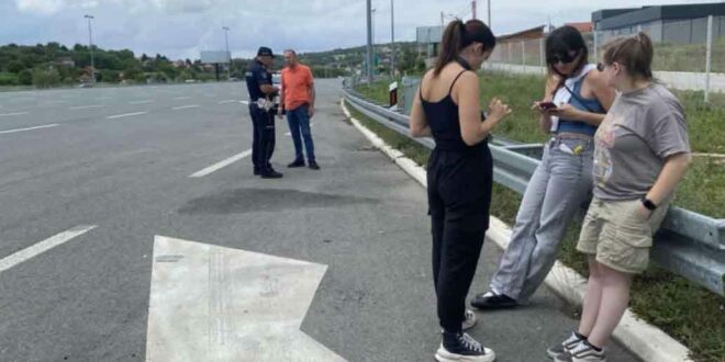 Policia e Serbisë ka ndaluar ekipin pjesëmarrës të Kosovës në festivalin e ashtuquajtur, “Mirëdita, dobar dan!”