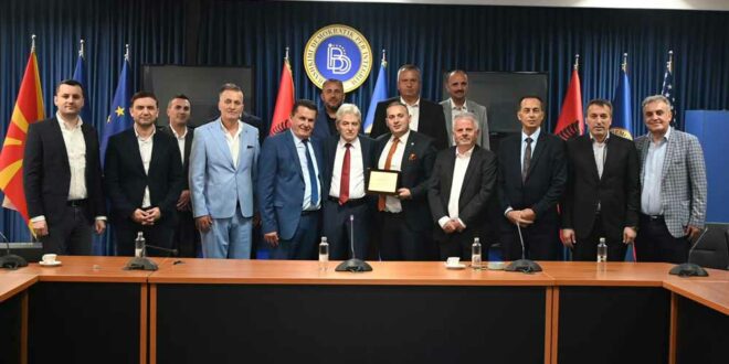 Lidhja e Bizneseve të Kosovës nderon Kryetarin Ali Ahmeti me Mirënjohje