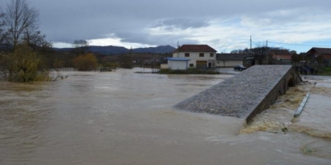 Del nga shtrati lumi Mirusha në Malishevë si pasojë e reshjeve të pandërprera gjatë dy ditëve të fundit