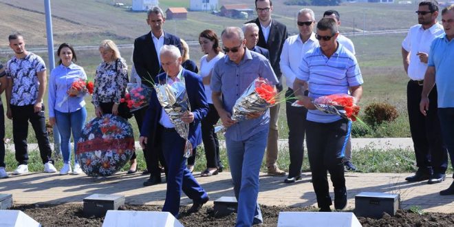 Sot në Skenderaj janë nderuar dëshmorët e kombit Muharrem Misimi dhe Driton Ibrahimi nga fshati Prekaz