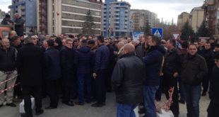 Veteranë të UÇK-së dhe qytetarë të Mitrovicës po protestojnë te Ura e Ibrit