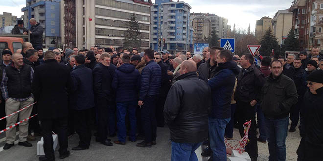 Veteranë të UÇK-së dhe qytetarë të Mitrovicës po protestojnë te Ura e Ibrit