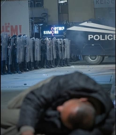 Mbrëmë pas orësh tensione dhe përplasjeje me Policinë  deputetët e PDK së u bashkohen protestuesve