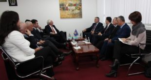 Ministri i FSK-së, Rrustem Berisha, priti në takim ish-zëdhënësin e NATO-s, zotëri Jamie Shea