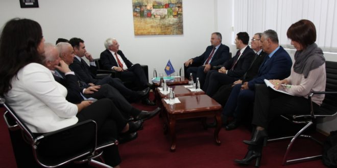 Ministri i FSK-së, Rrustem Berisha, priti në takim ish-zëdhënësin e NATO-s, zotëri Jamie Shea