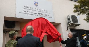 Kryeministri Haradinaj, ministri Berisha, komandanti Rama zbuluan pllakën me mbishkrimin “Ministria e Mbrojtjes”