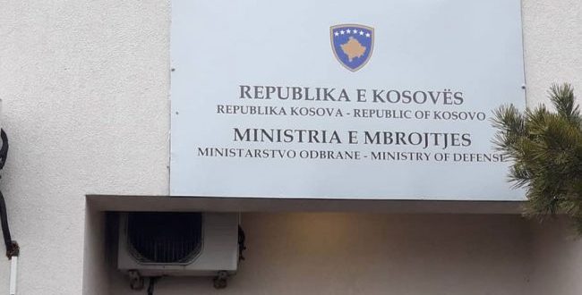 Të enjten disa të rinj protestojnë para Ministrisë së Mbrojtjes për parregullsitë në konkursin e fundit në FSK