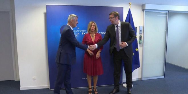 Mogherini fton në takim kryetarin e Kosovës Hashim Thaçin dhe atë të Serbisë Aleksander Vuçiq