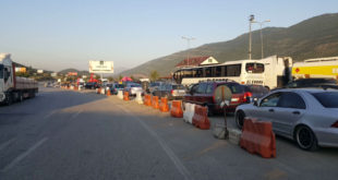 Fluks i madh pushuesit drejt Shqipërisë, radhë të gjata në pikë kalimin kufitar Morinë