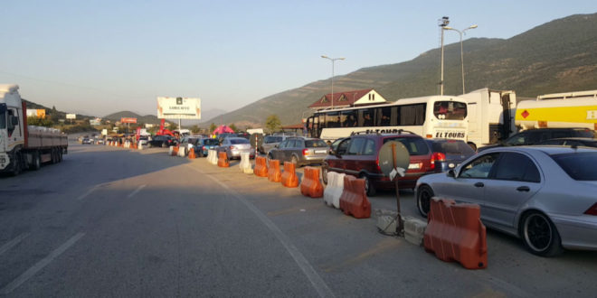 Fluks i madh pushuesit drejt Shqipërisë, radhë të gjata në pikë kalimin kufitar Morinë