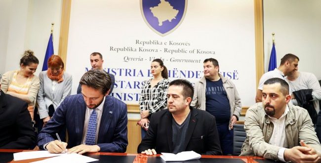 Ministri i Shëndetësisë, Uran Ismaili nënshkruan dokumentin që u siguron paga qindra specializantëve