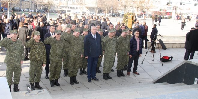 Ministri dhe gjeneralët e FSK-së bënë homazhe te shtatorja e Zahir Pajazitit