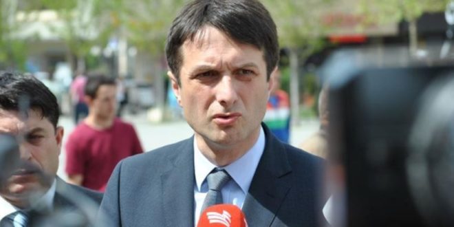 Ministri i Diasporës Valon Murati rekomandon bashkatdhetarët që të konsultohen me aplikacionin e MPB-së në të cilin tregohet gjendja reale në pikat kufitare