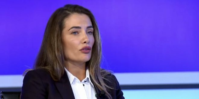 Ariana Musliu-Shoshi: Donika Gërvalla po u kërkon zyrtarëve të ministrisë dhe diplomatëve që raportojnë herë në ditë