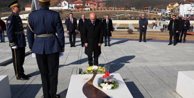 Kryeministri Mustafa bëri homazhe në Prekaz por nuk vizitoi kullën e Jasharëve